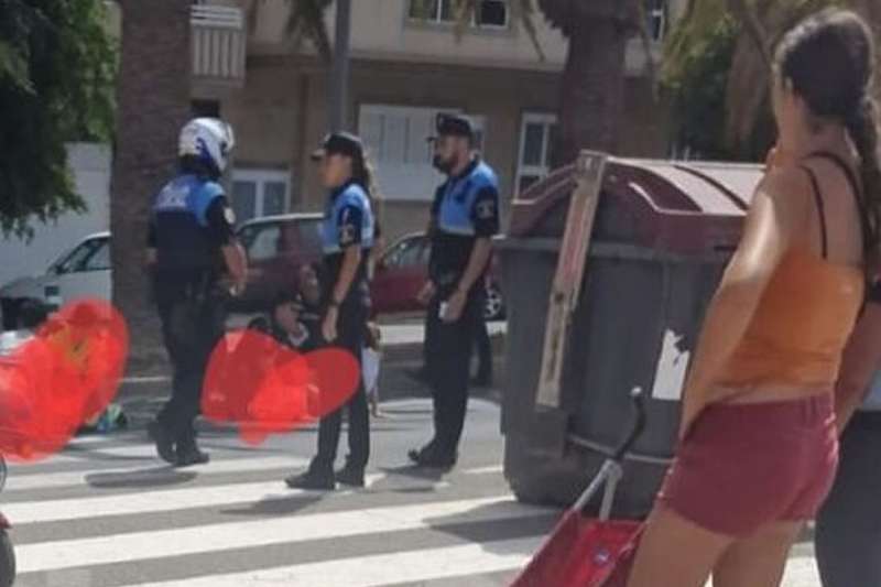 A motorcyclist runs over and injures two children in Fuerteventura