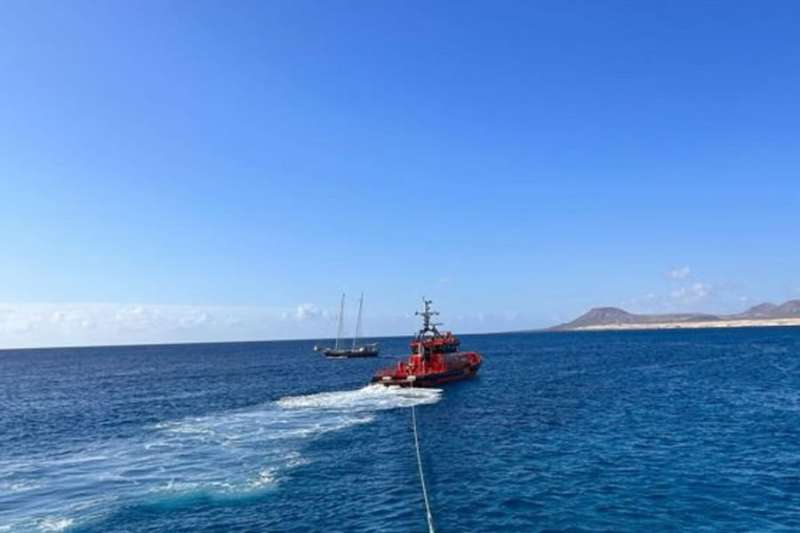 The damaged water taxi is successfully returned to Corralejo