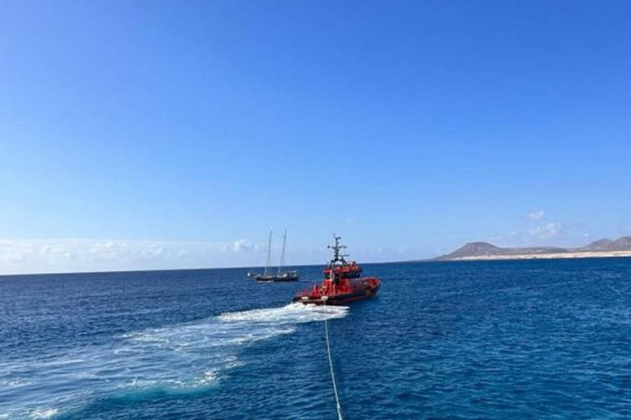 The damaged water taxi is successfully returned to Corralejo