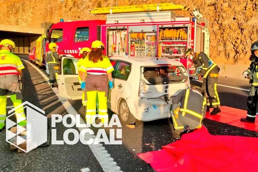 Dramatic accident in Tenerife: Lorry sheds load and damages three vehicles