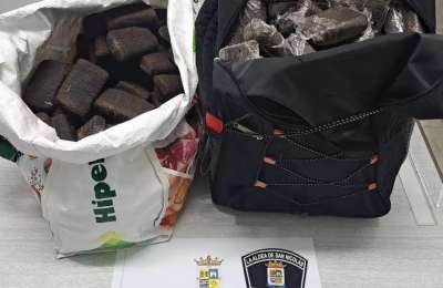 Local Police discover 28 kilos of hashish in bags at a bus stop 