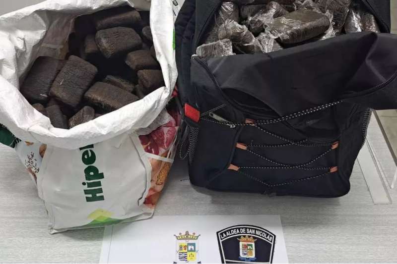 Local Police discover 28 kilos of hashish in bags at a bus stop 
