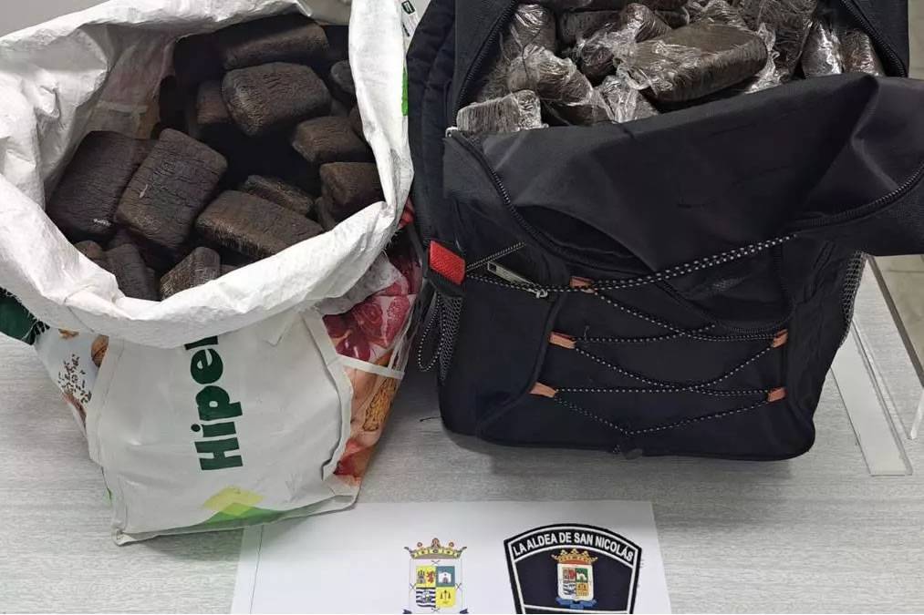 Local Police discover 28 kilos of hashish in bags at a bus stop 
