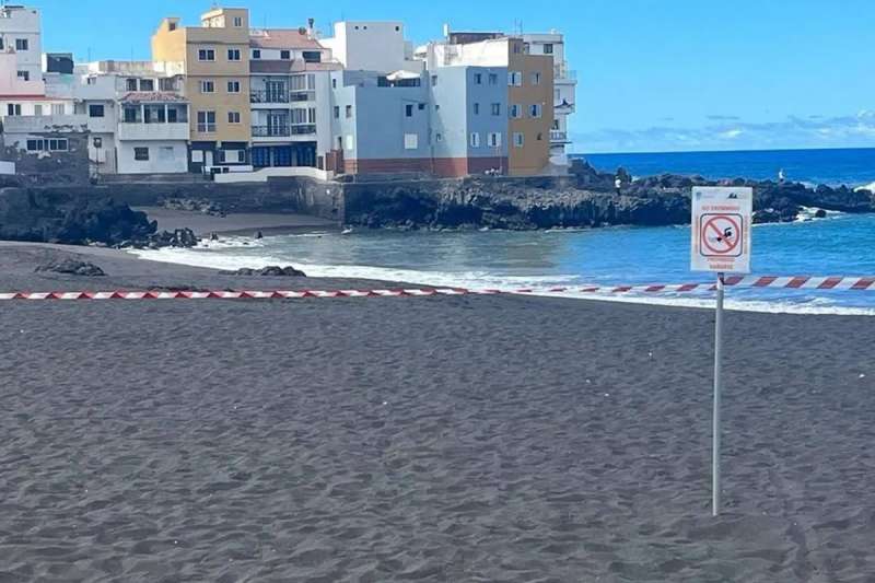 The main beach of Playa Jardín is closed due to contamination levels