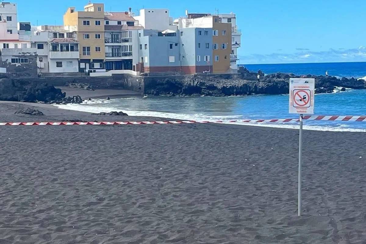 The main beach of Playa Jardín is closed due to contamination levels The main beach of Playa Jardín is closed due to contamination levels