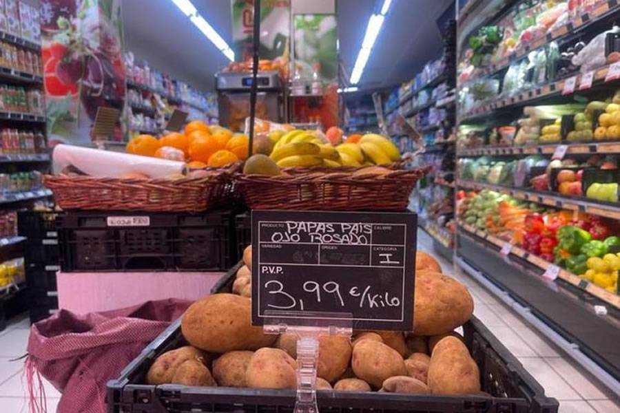 The price of potatoes drops by 40% as British market reopens