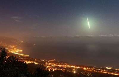 A huge meteor crosses the skies of the Canary Islands