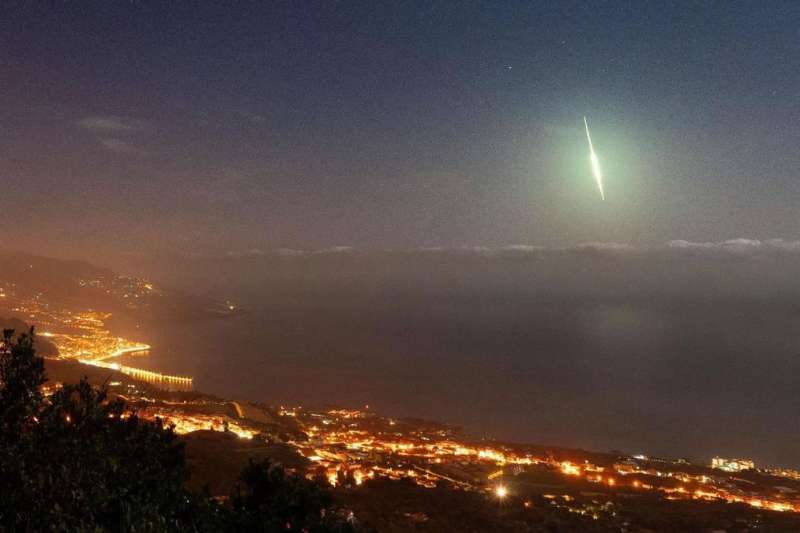 A huge meteor crosses the skies of the Canary Islands
