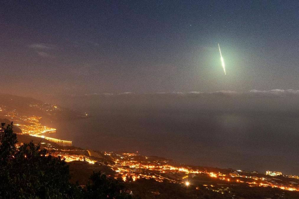 A huge meteor crosses the skies of the Canary Islands