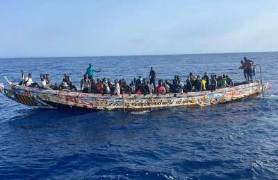 Ten boats carrying nearly 900 migrants arrive in the Canary Islands this Friday