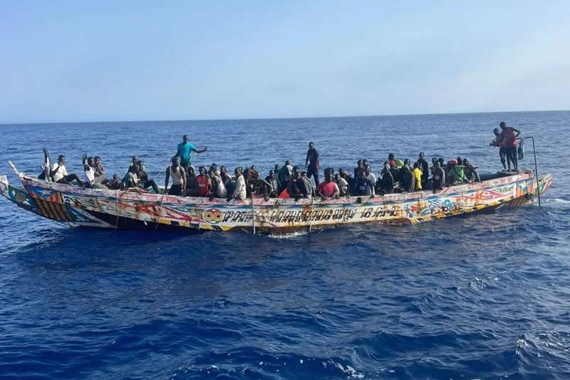 Ten boats carrying nearly 900 migrants arrive in the Canary Islands this Friday