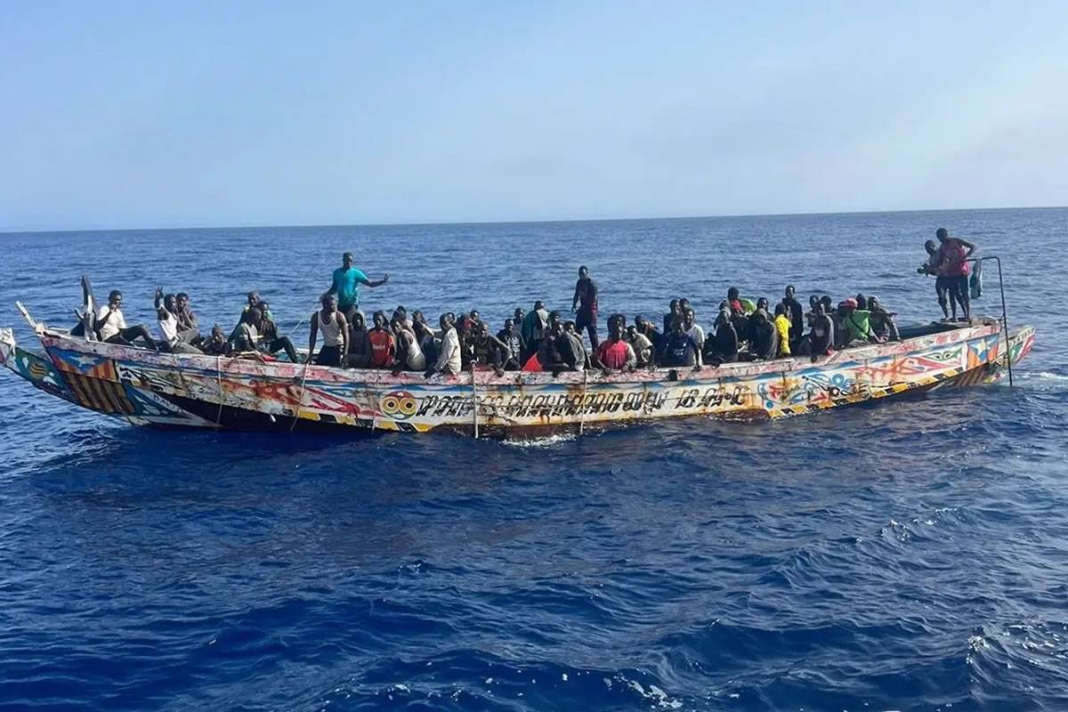 Ten boats carrying nearly 900 migrants arrive in the Canary Islands this Friday