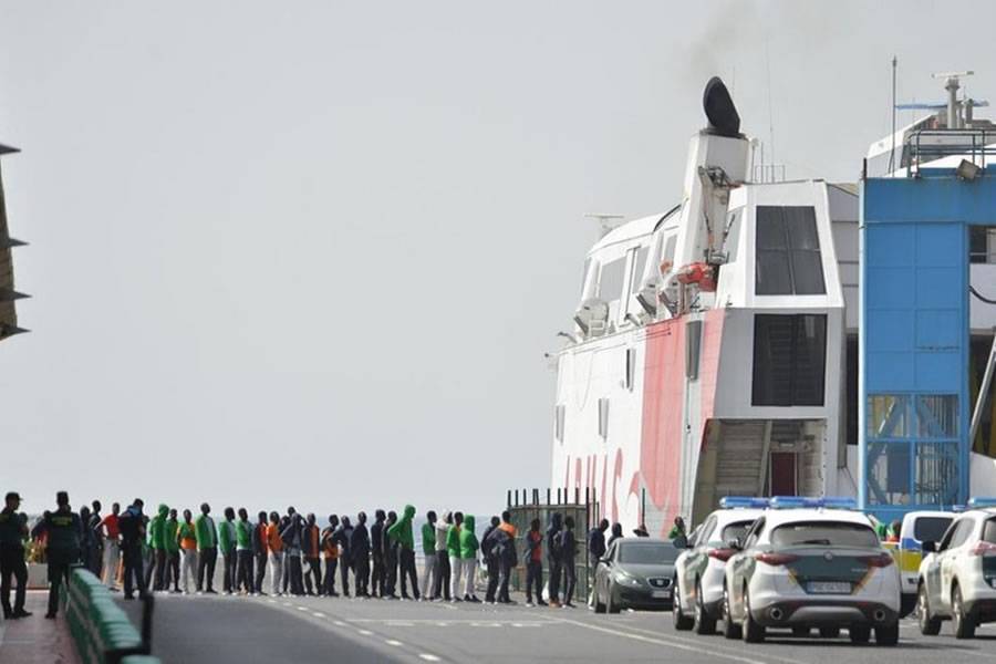 333 unaccompanied foreign minors are transferred from El Hierro to Tenerife and Gran Canaria