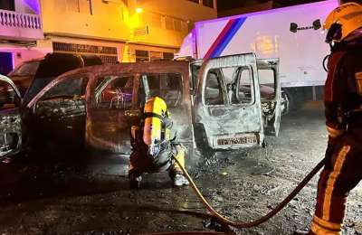 Three vehicles damaged by a fire in the heart of Lanzarote