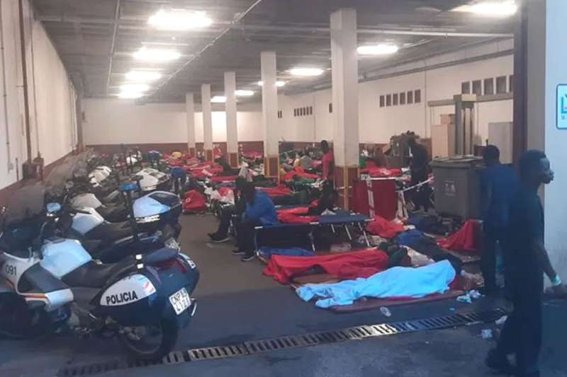 120 migrants forced to sleep in the garages of the South Tenerife Police Station
