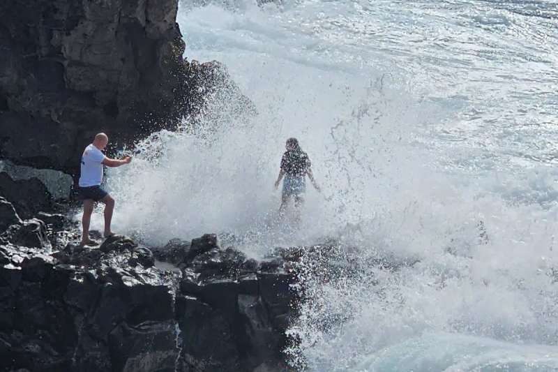 Two tourists put their lives at risk for the ‘perfect’ photo in south Tenerife