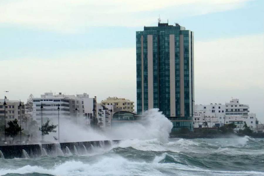 Canary Islands Government activates pre-alert for coastal phenomena
