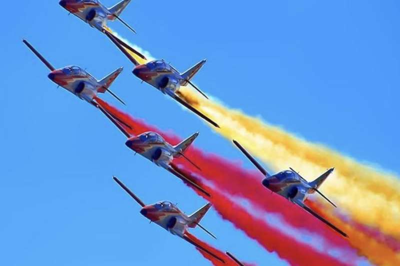 Spanish ‘Red Arrows’ team soars into Gran Canaria for spectacular air display
