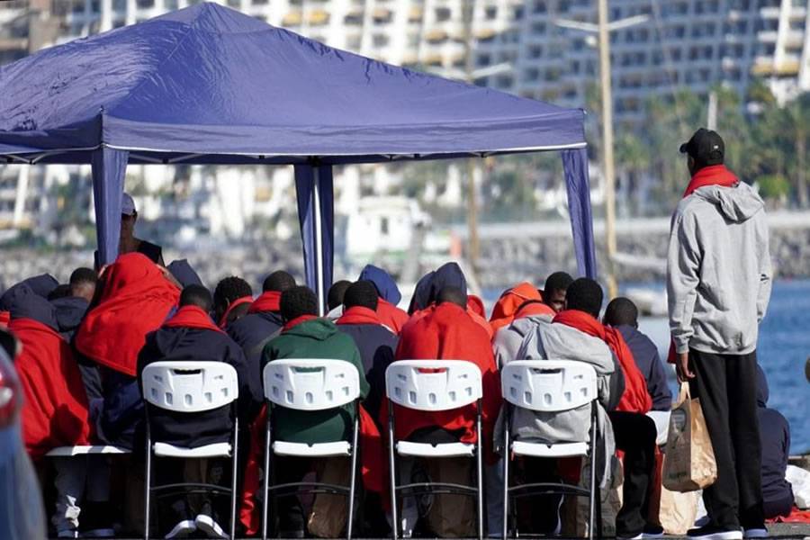 20 missing, 1 child dead, and 4 seriously injured in a boat travelling to Tenerife