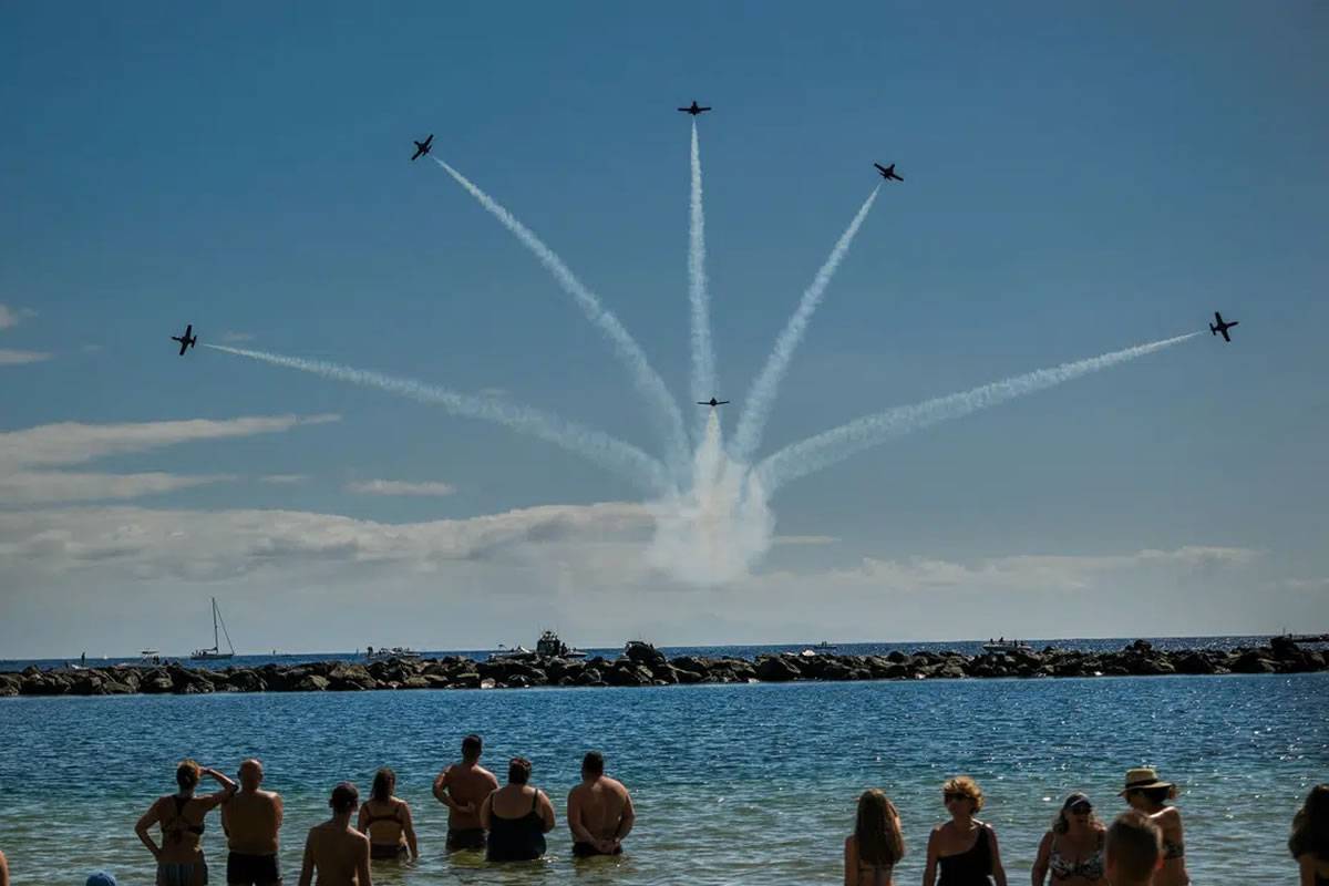 Thousands enjoy aerial display over Tenerife