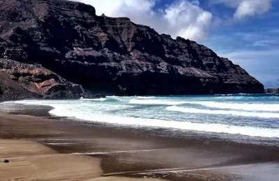 Man dies on Órzola Beach after being rescued from drowning