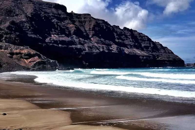 Man dies on Órzola Beach after being rescued from drowning