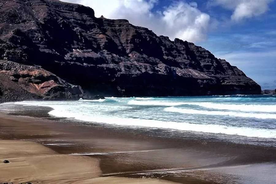 Man dies on Órzola Beach after being rescued from drowning