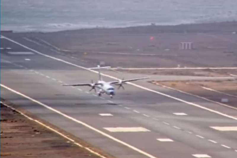 VIDEO: Plane ‘bounces’ uncontrollably on runway at Lanzarote Airport before aborting landing