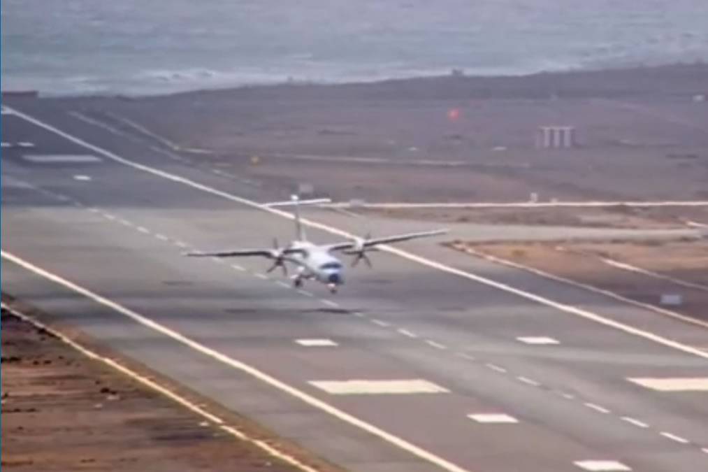VIDEO: Plane ‘bounces’ uncontrollably on runway at Lanzarote Airport before aborting landing