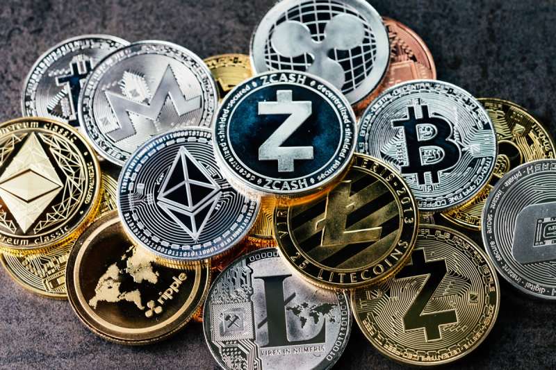 The Bitcoin Lens: Zooming into Altcoin Details