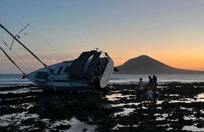 Stranded sailing boat surprises residents of El Medano