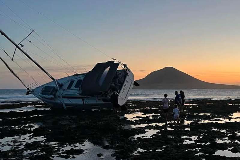 Stranded sailing boat surprises residents of El Medano