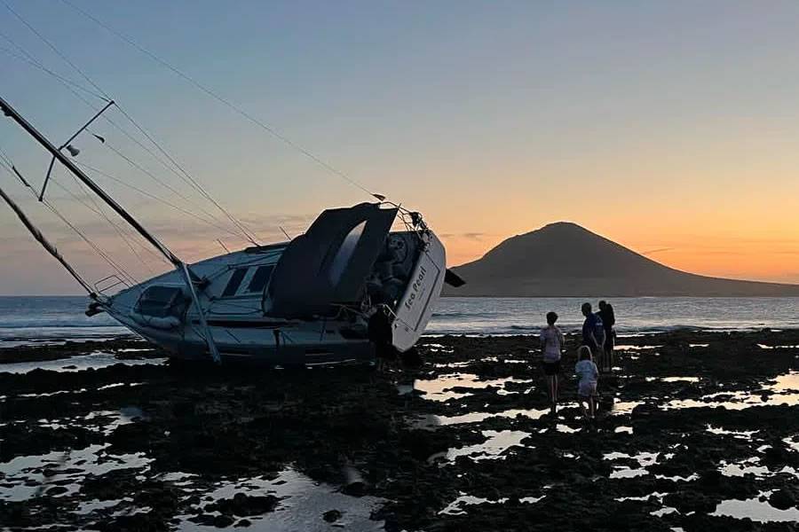 Stranded sailing boat surprises residents of El Medano