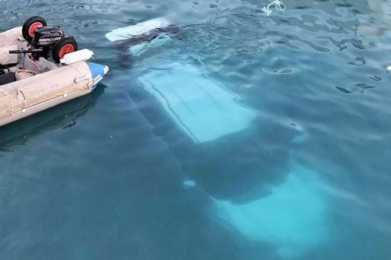 A car is retrieved that fell into the water at Playa San Juan port