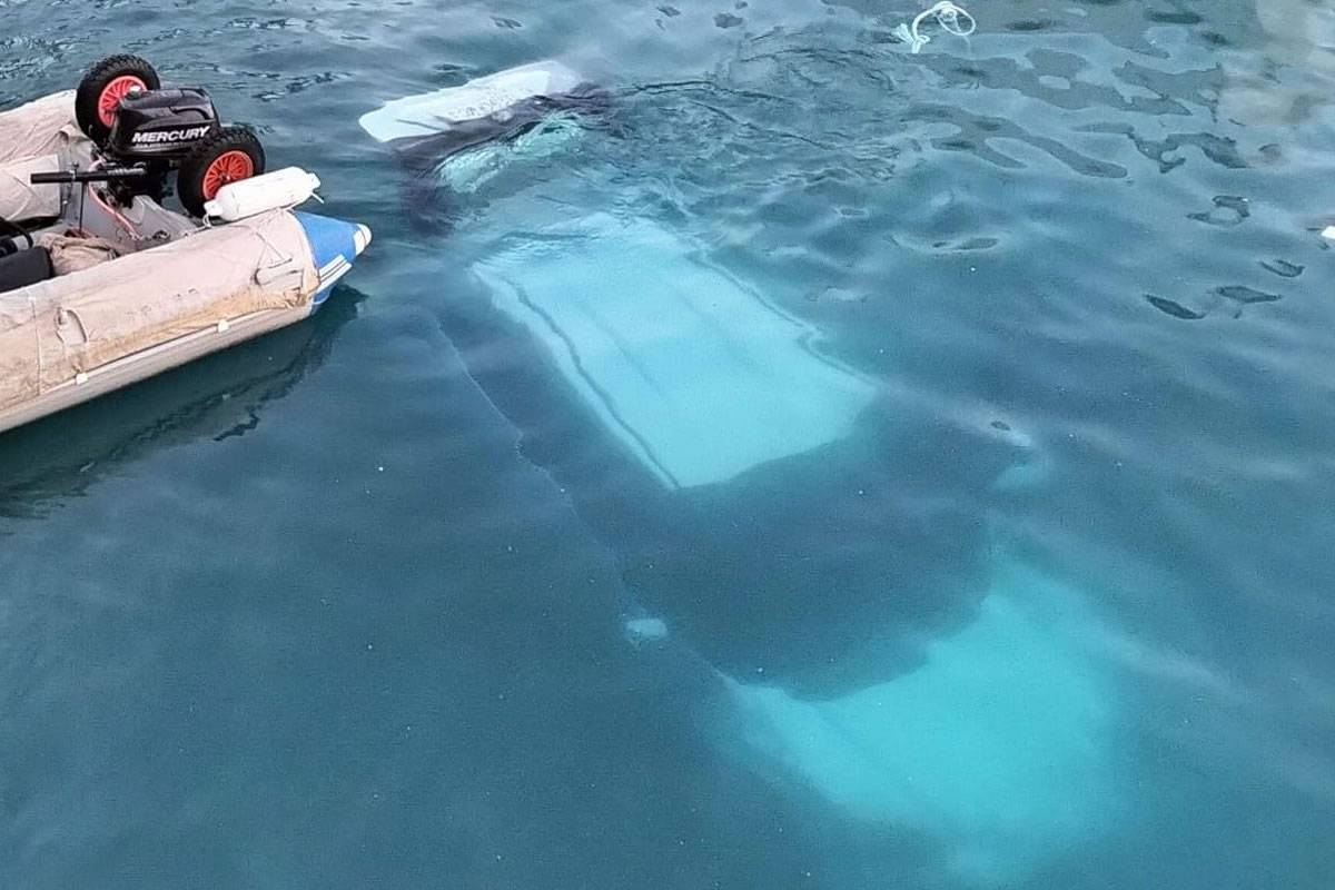 A car is retrieved that fell into the water at Playa San Juan port