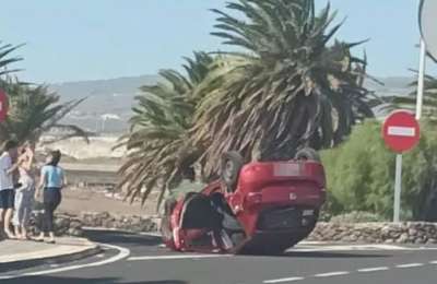 A car overturns at the entrance to Tenerife South Airport