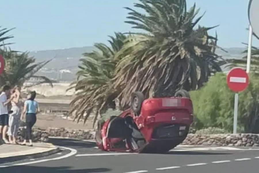 A car overturns at the entrance to Tenerife South Airport