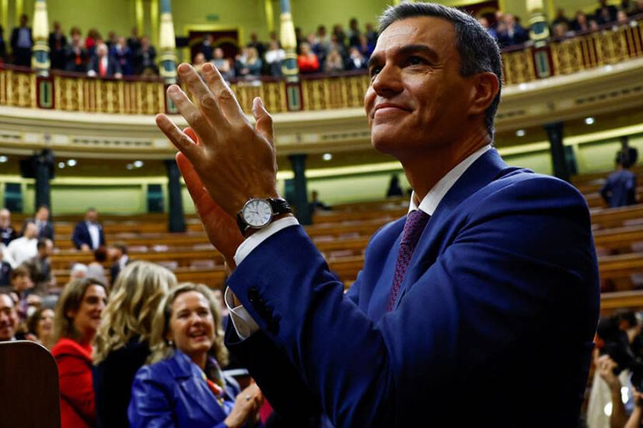 Pedro Sánchez is re-elected as Prime Minister after winning the vote in Congress