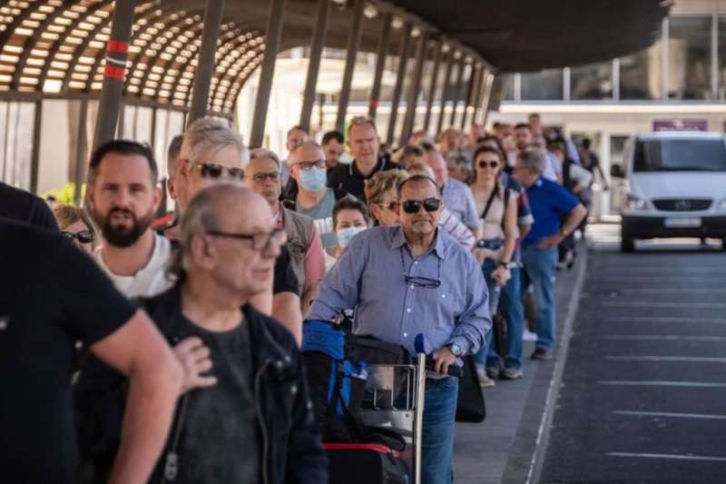 Positive agreement reached to ease taxi queues at Tenerife South Airport