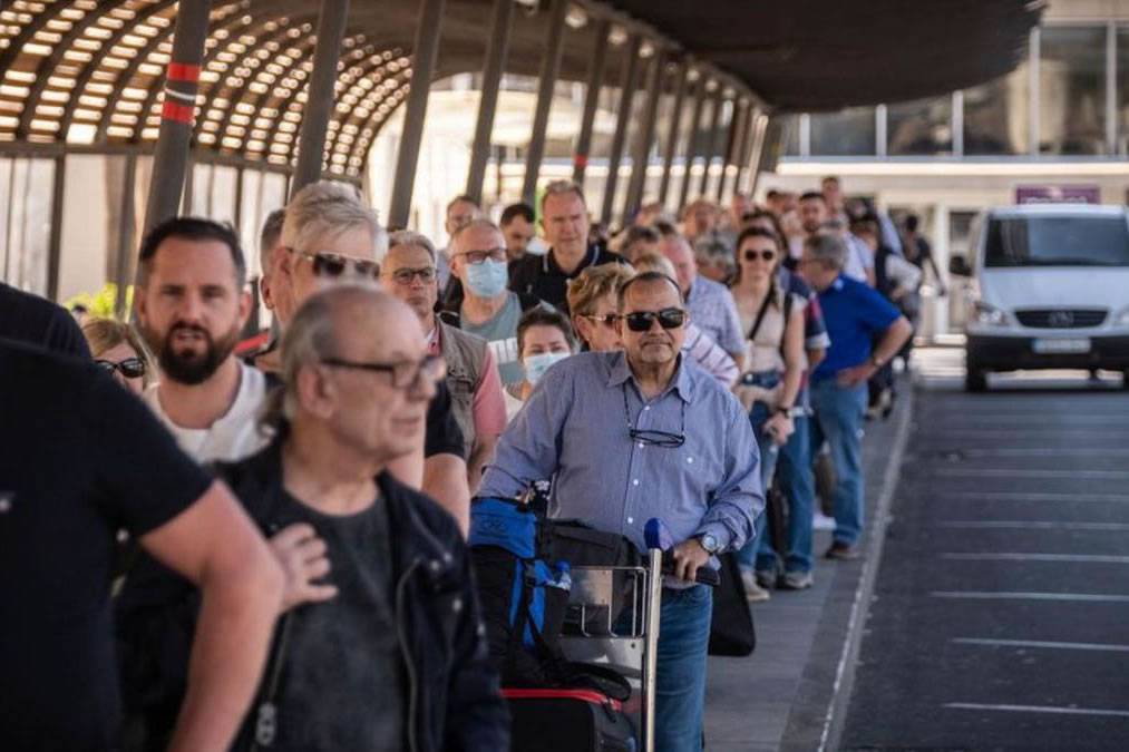 Positive agreement reached to ease taxi queues at Tenerife South Airport