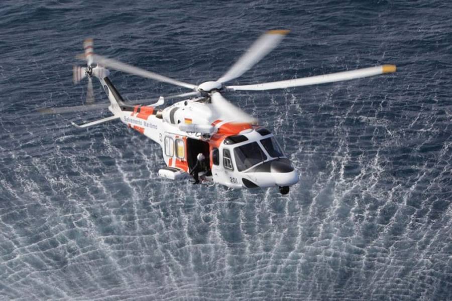 Helicopter rescues two swimmers in distress at a beach in the south of Tenerife