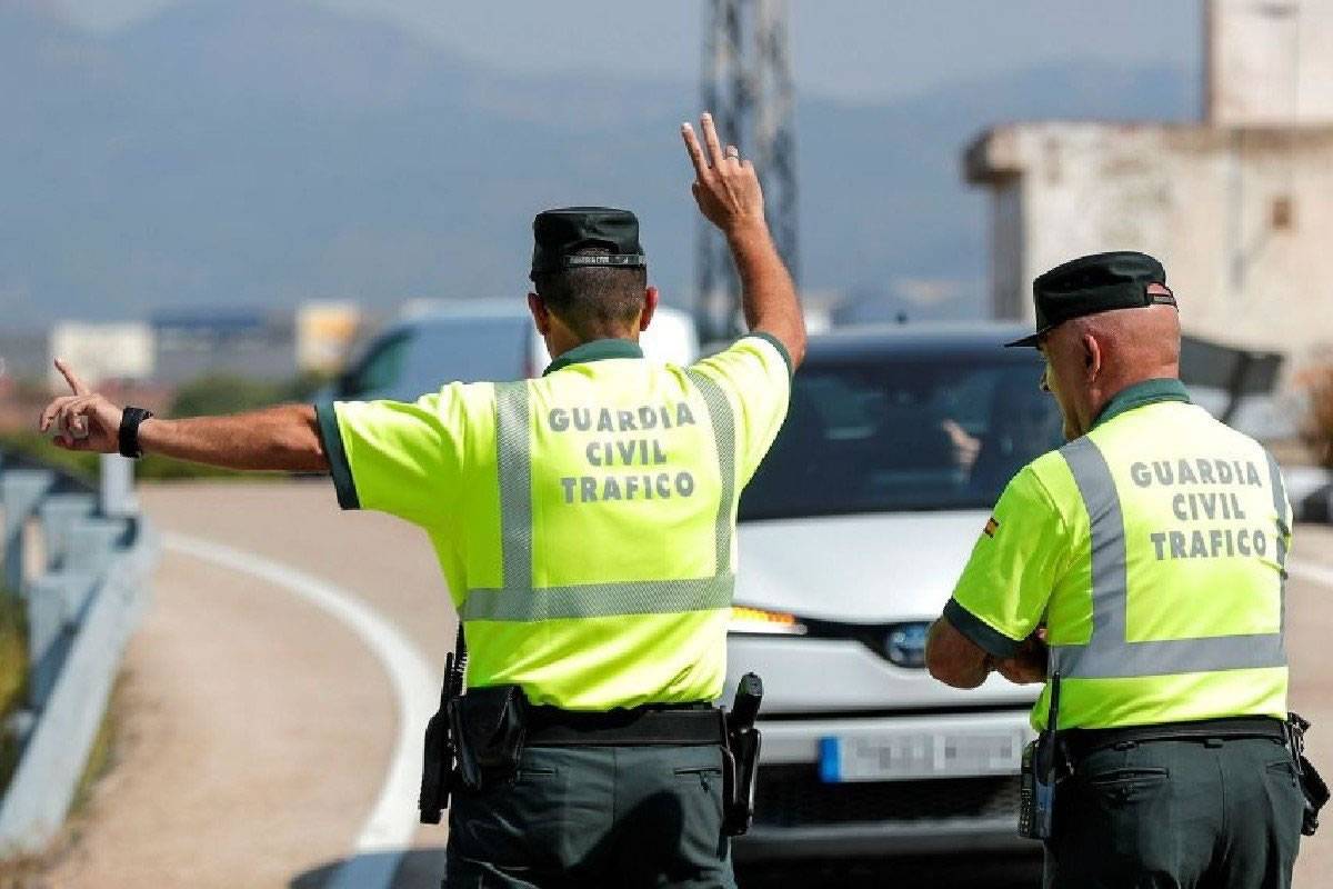 Two men arrested for riding a motorbike without a license and carrying cocaine