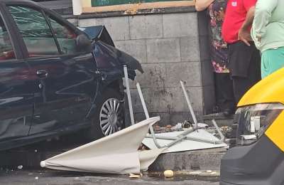 Car crashes into a bar in Tenerife seriously injuring a 45-year-old woman