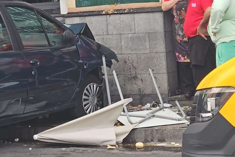 Car crashes into a bar in Tenerife seriously injuring a 45-year-old woman