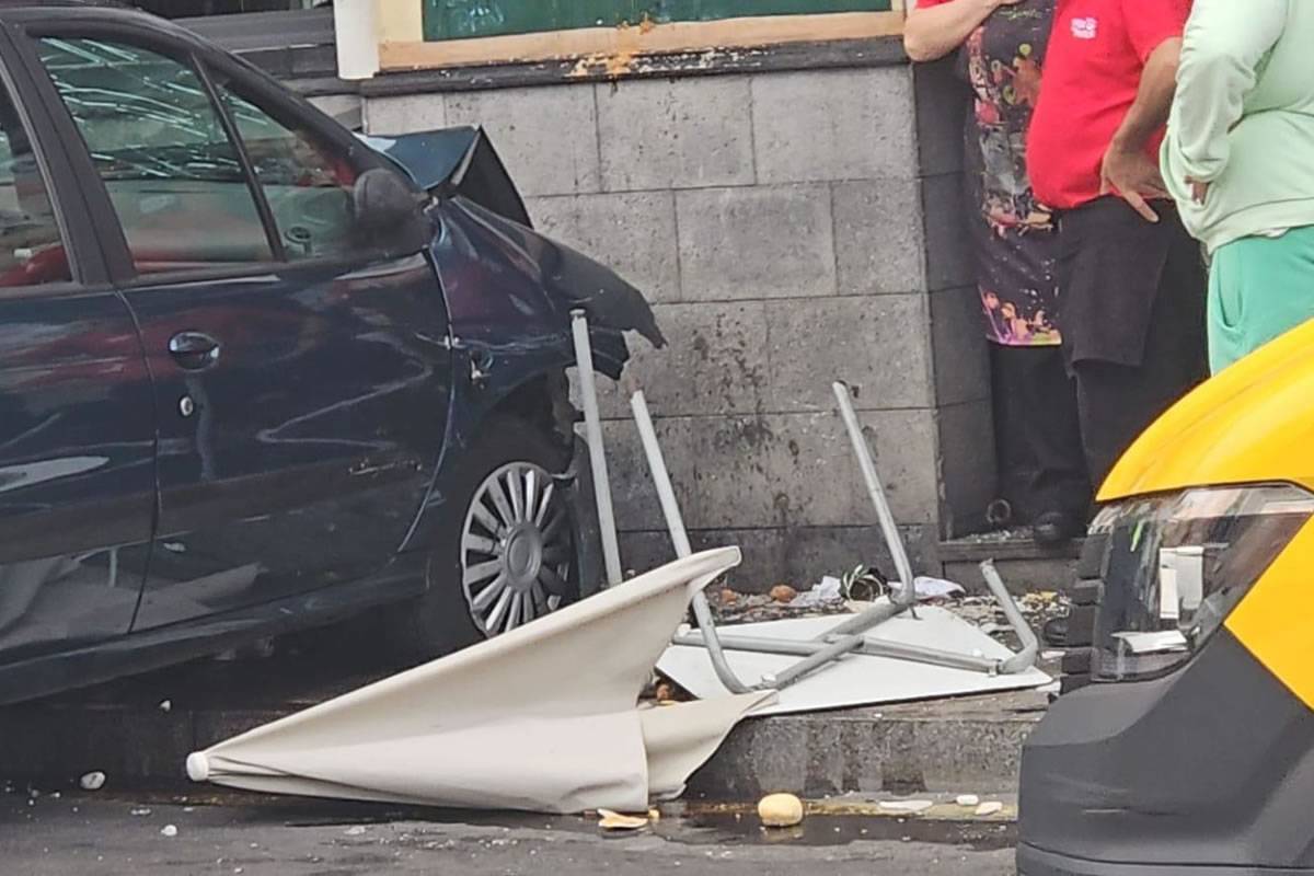 Car crashes into a bar in Tenerife seriously injuring a 45-year-old woman