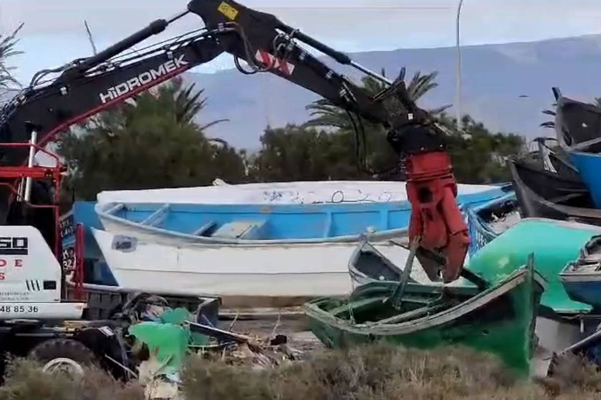 VIDEO: The accumulation of wooden boats in Gran Canaria are finally destroyed