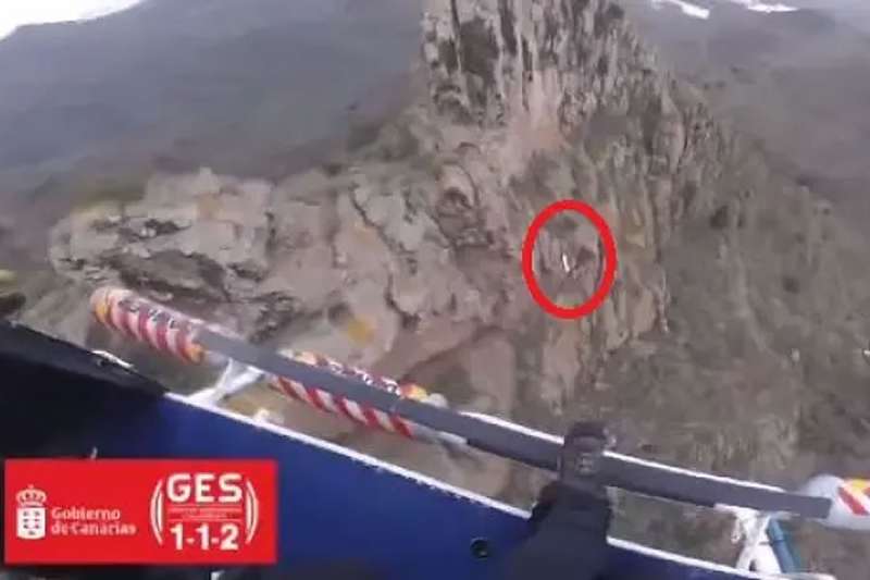 VIDEO: Two paragliders rescued in two separate incidents in the south of Tenerife