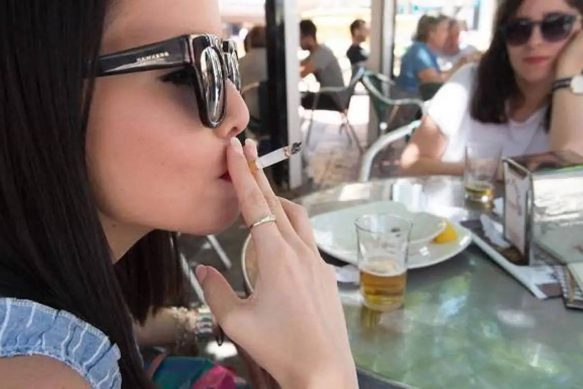 Smoking to be banned on all bar and restaurant terraces and vaping restricted 