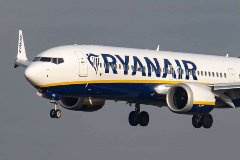 Emergency landing for Ryanair flight due to engine failure on way to Tenerife