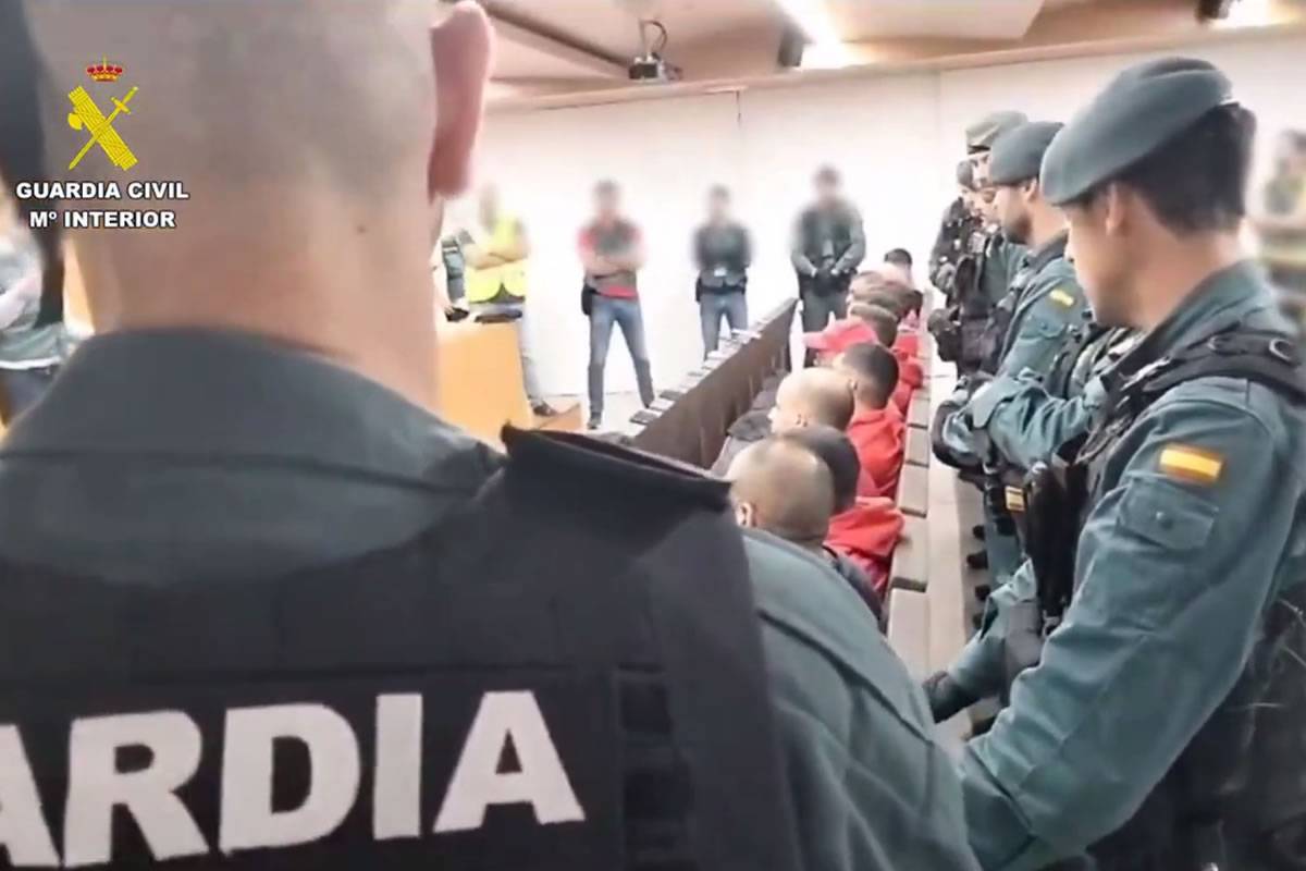 VIDEO: 14 workers arrested for robbing passengers' luggage at Tenerife South Airport